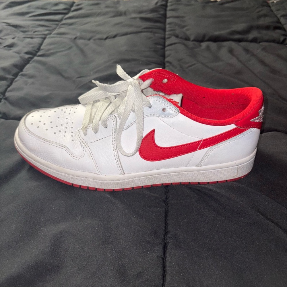 Nike White and Red Low-Top Sneakers